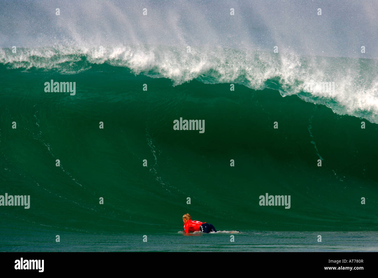 L'Australie Mick Fanning surfe dans sa chaleur contre France's Jeremy Flores durant le deuxième tour du Quiksilver Pro Banque D'Images