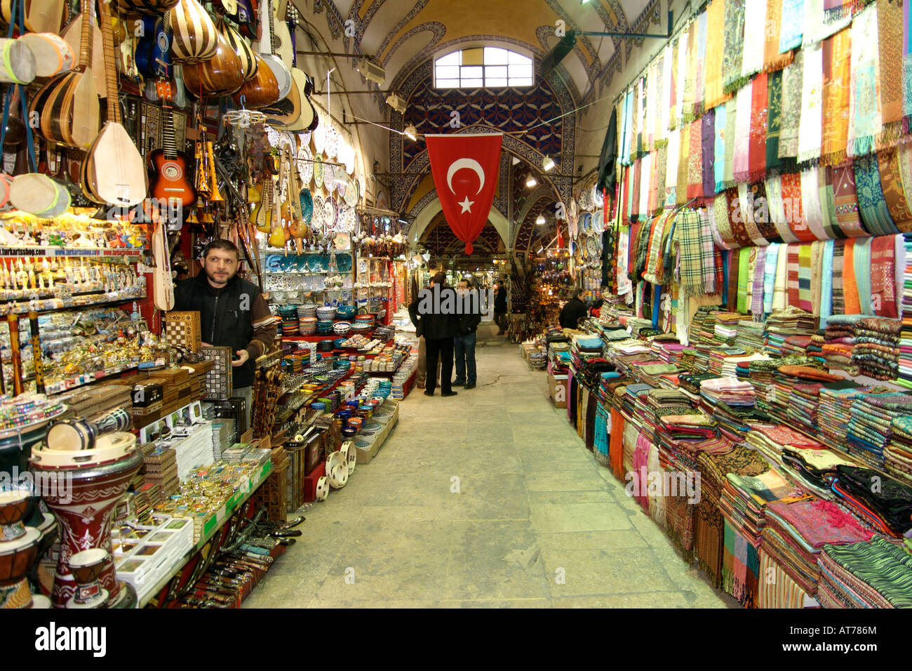 Passage dans le Kapalı Çarşı (marché couvert ou bazar) à Istanbul, Turquie. Banque D'Images