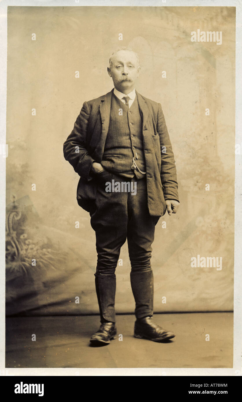 Carte postale photographie victorienne ou édouardienne d'un homme 1890 ou 1900s par H H Dudley de Stoke-on-Trent Banque D'Images