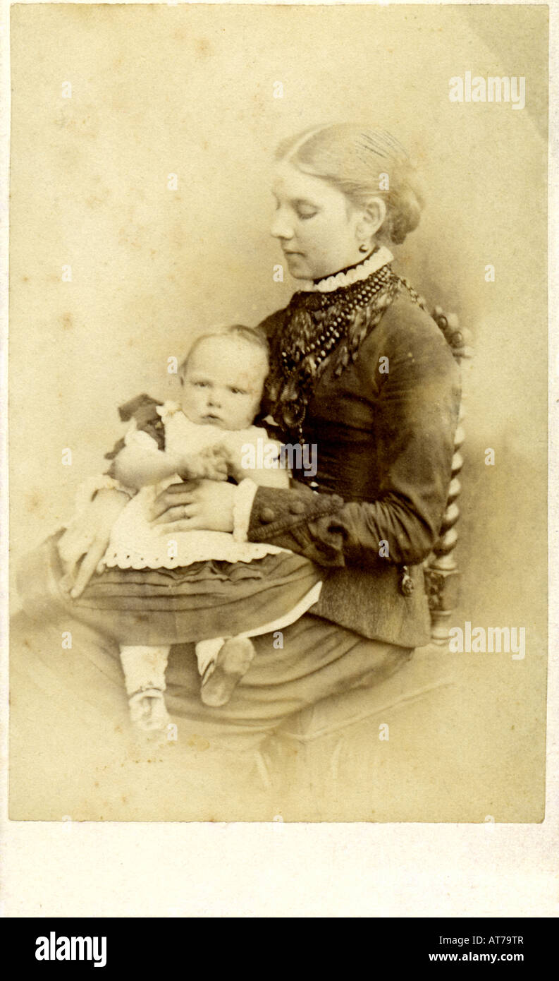 Victorian Carte de Visite photographie d'une jeune femme avec bébé Banque D'Images