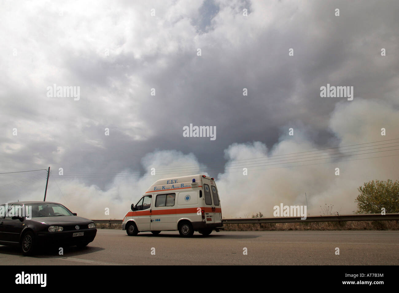 Quatre semaines après la Grèce Les incendies sur la péloponnèse. Les voitures qui circulent sur une route nationale qui est entièrement couvert en fumée Banque D'Images