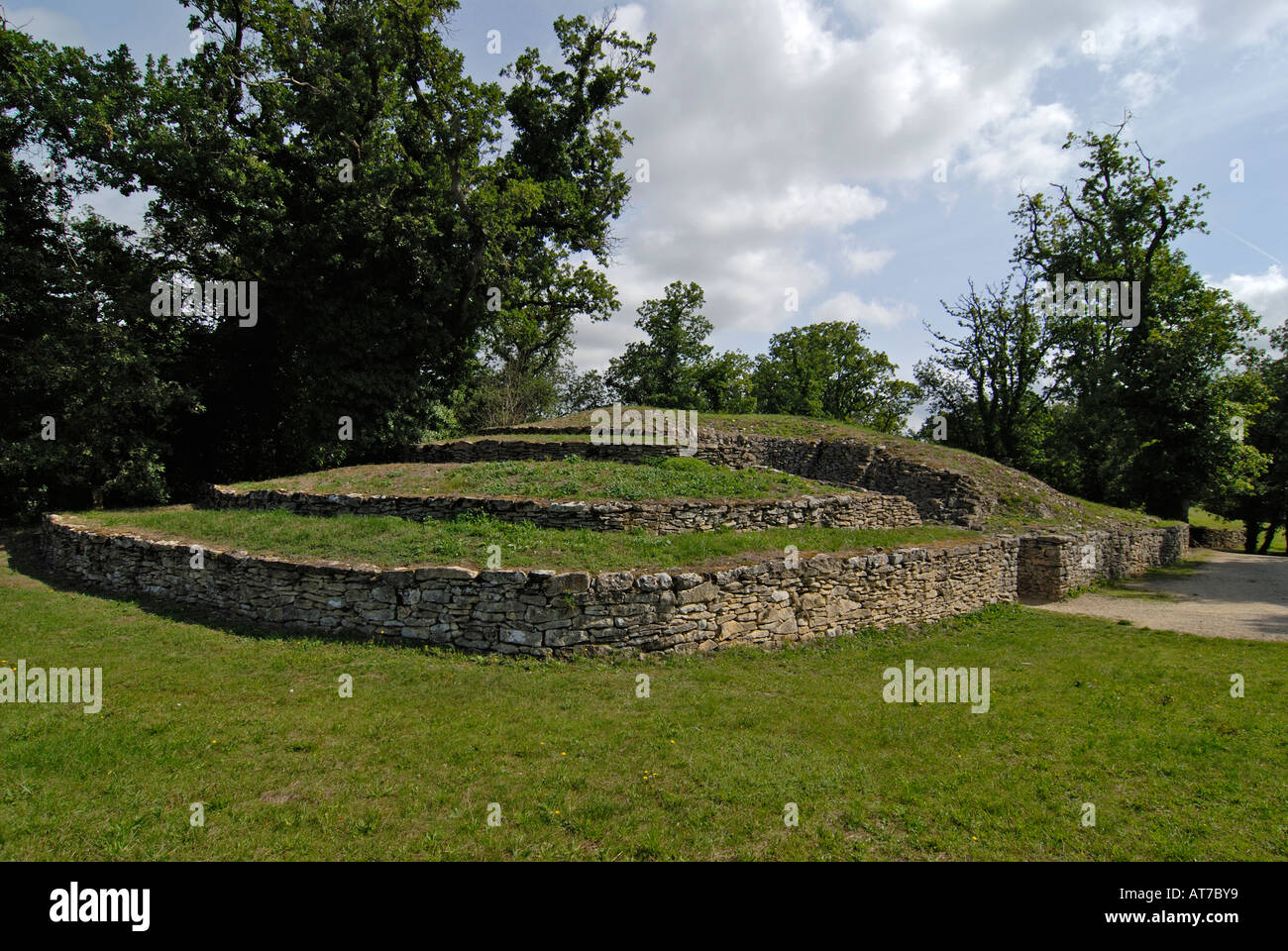 Tumulus bougon france Banque de photographies et d’images à haute ...