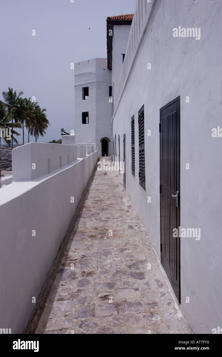 Promenade le long de l'extérieur de Saint Georges (Château) Château d'Elmina, ancien esclave fort et l'UNESCO World Heritage Site. Banque D'Images