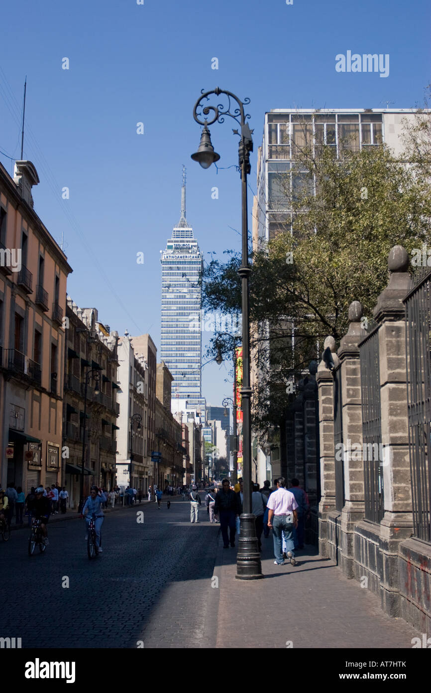 Madero Street dans la ville de Mexico. La Torre Latinoamericana peut être vu à la fin de la rue. Banque D'Images