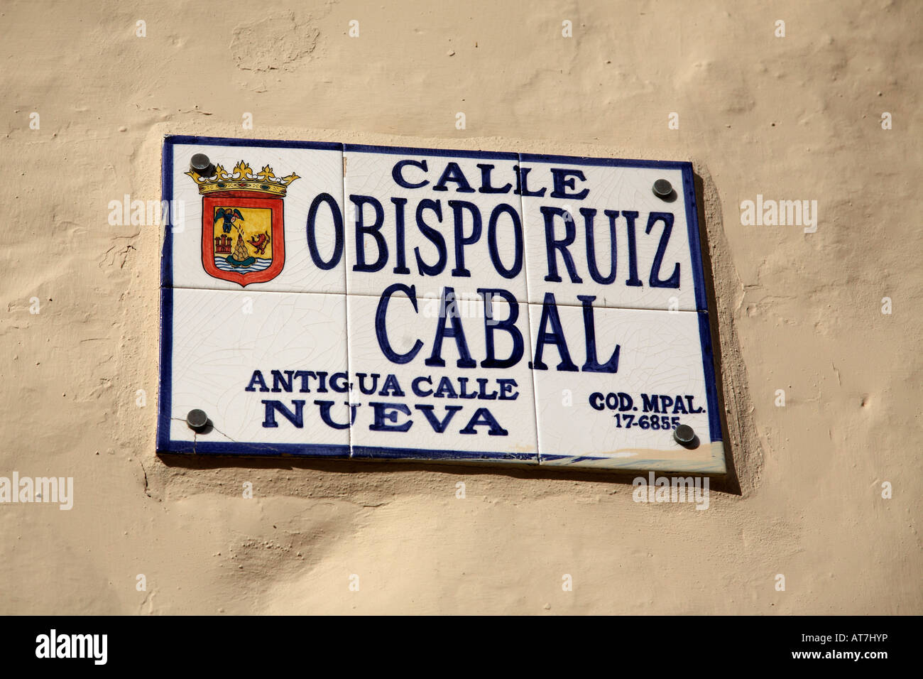 Tuile traditionnelle pour plaque de rue Calle Obispo ruiz cabal dans la vieille ville de la laguna tenerife espagne Banque D'Images