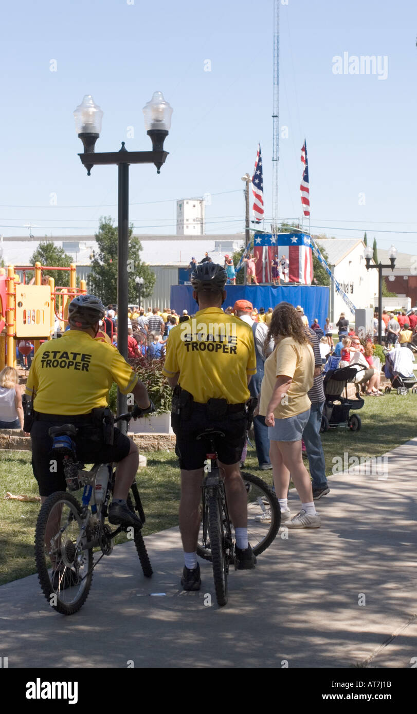 Deux policiers de l'État sur les vélos pendant la Foire de l'État du Nebraska, Lincoln, Nebraska, USA. Banque D'Images