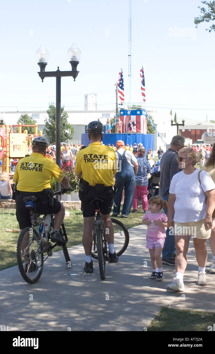 Deux policiers de l'État sur les vélos pendant la Foire de l'État du Nebraska, Lincoln, Nebraska, USA. Banque D'Images