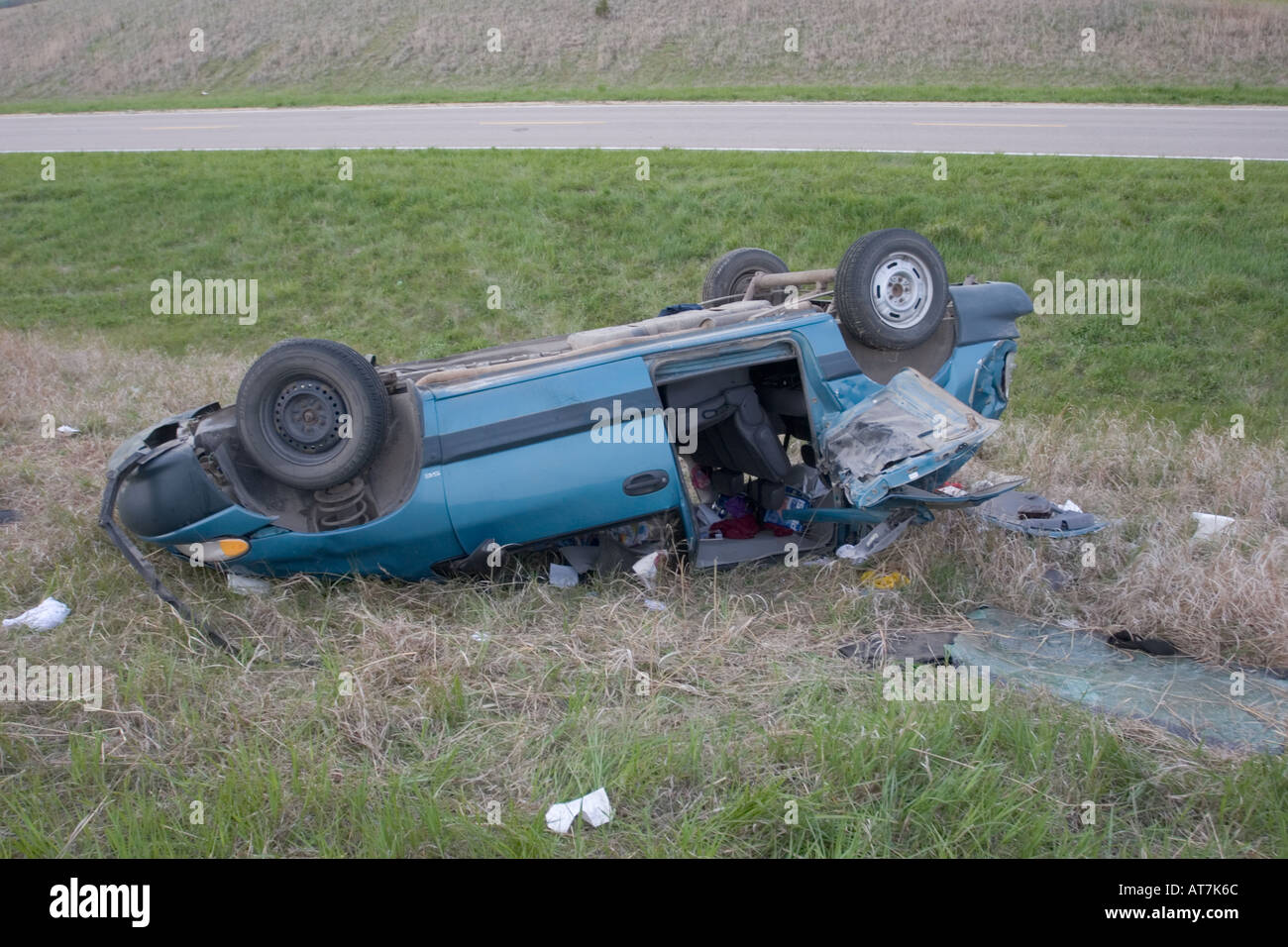 Accident de la circulation. Véhicule s'est écrasé tôt le matin car chauffeur s'est endormi, et roula plusieurs fois. Conducteur a été gravement blessé. Banque D'Images