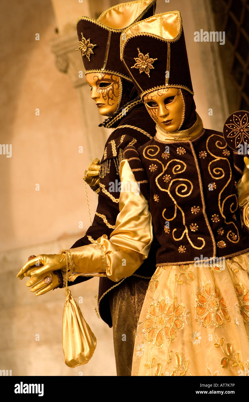 Masque de CARNAVAL DE VENISE FESTIVAL MAN & WOMAN EN OR DES MASQUES, des costumes d'or et marron Banque D'Images