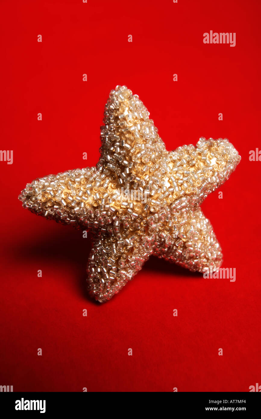 Décoration de Noël étoile d'or sur rouge Banque D'Images