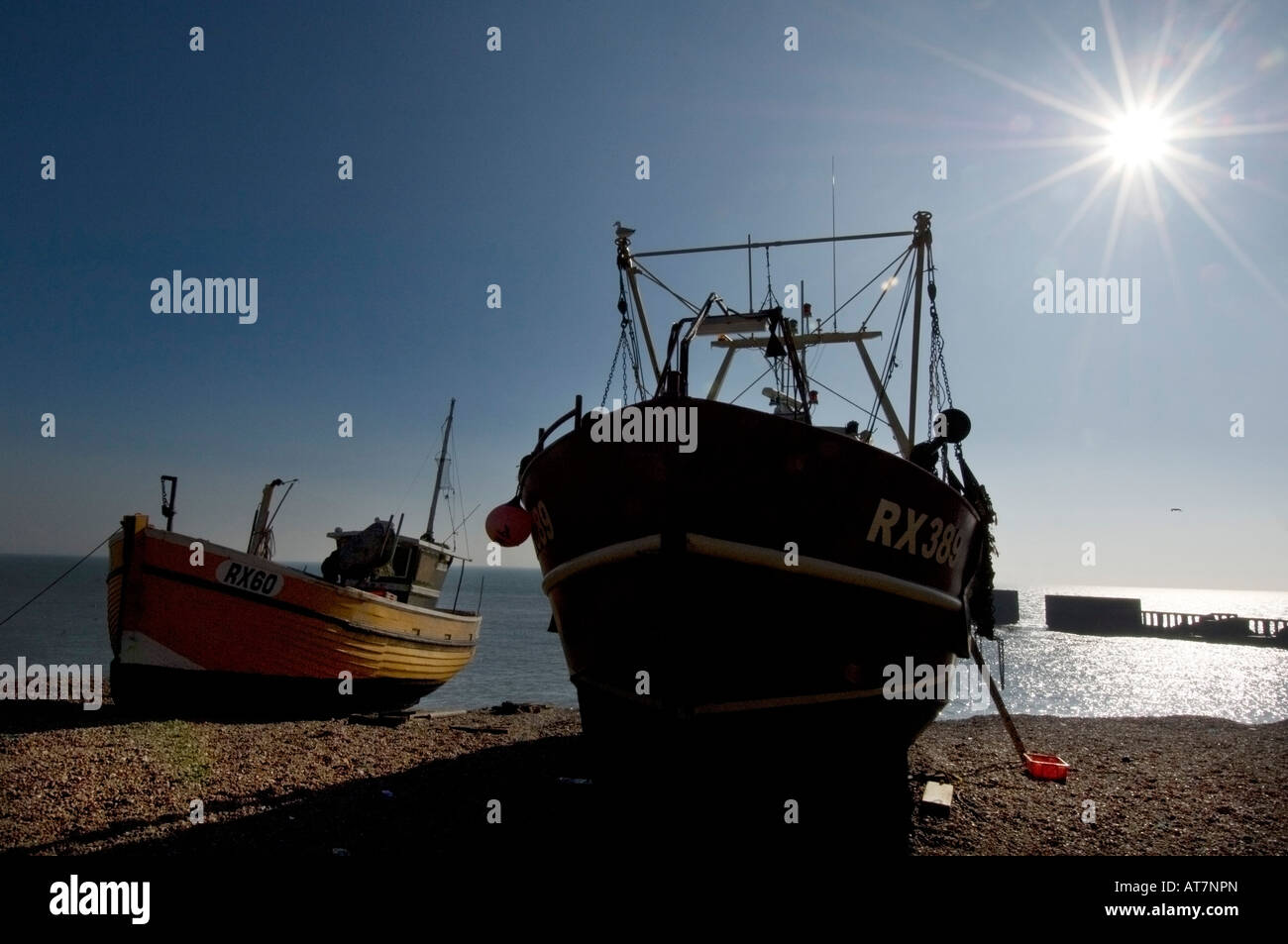 Bateaux de pêche reste sur Hastings beach après une pêche matin Banque D'Images