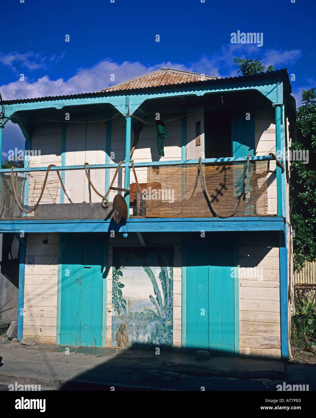 Maison en bois créole avec balcon, village Deshaies, Guadeloupe, Antilles françaises, FWI, ANTILLES INFÉRIEURES Banque D'Images