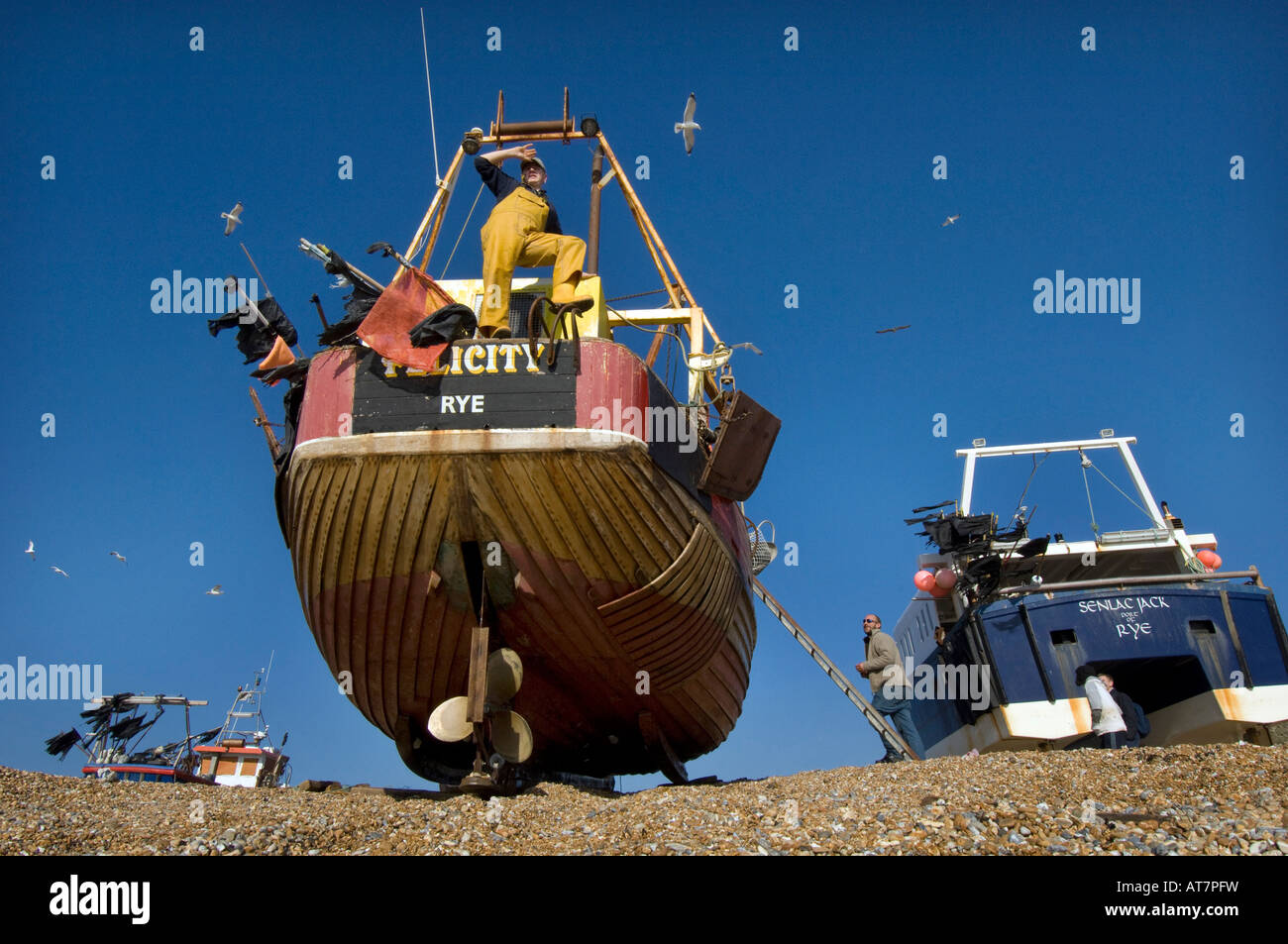 Les pêcheurs et les petits bateaux de pêche sur la plage de Hastings, Sussex, UK Banque D'Images