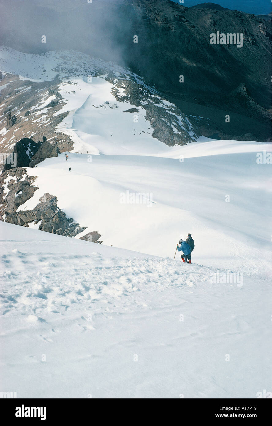 À la recherche de la neige à l'aide de pistes près du sommet du point Lenana sur le Mont Kenya Le Kenya Afrique de l'Est Banque D'Images