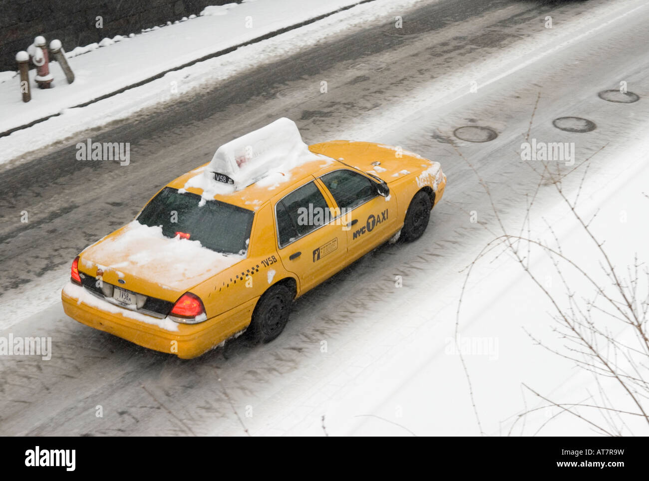 La conduite de taxi à travers Central Park à New York pendant une tempête de neige Banque D'Images