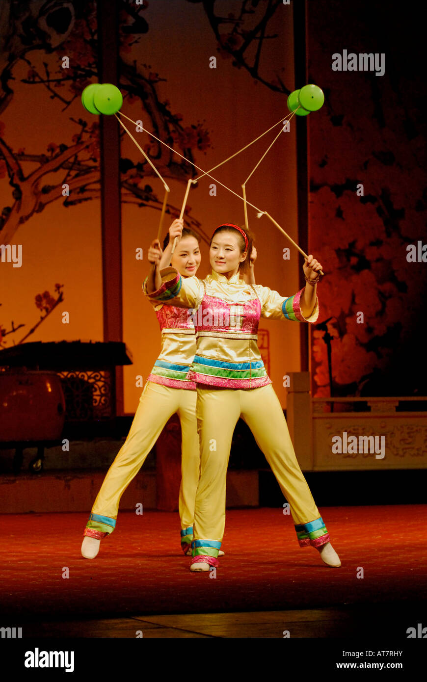 Acrobates jongler avec des chaînes sur les tiroirs à l'opéra de Sichuan chengdu chine Banque D'Images