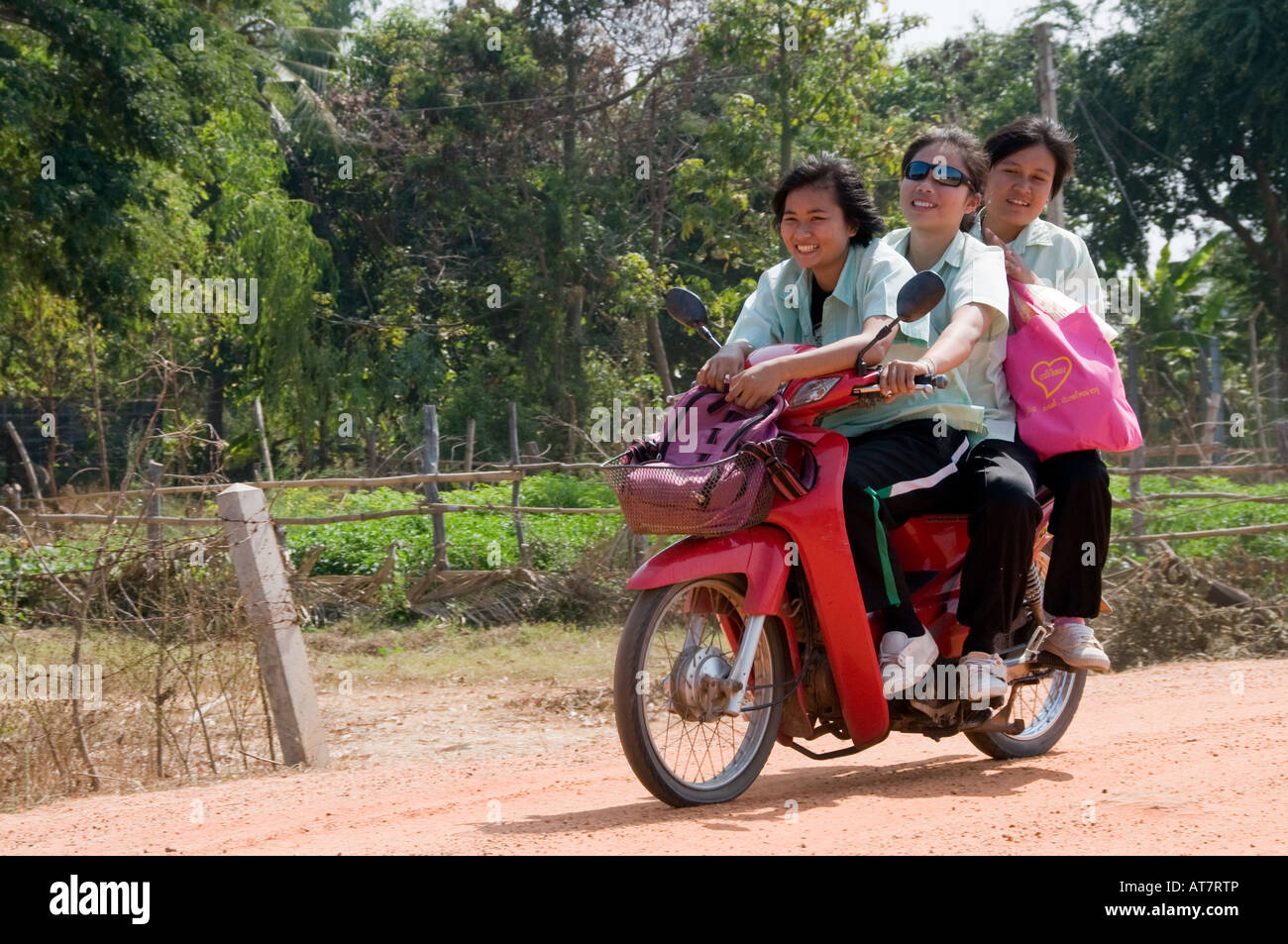 Ecolières sur moto Isan au nord-est de la Thaïlande Banque D'Images