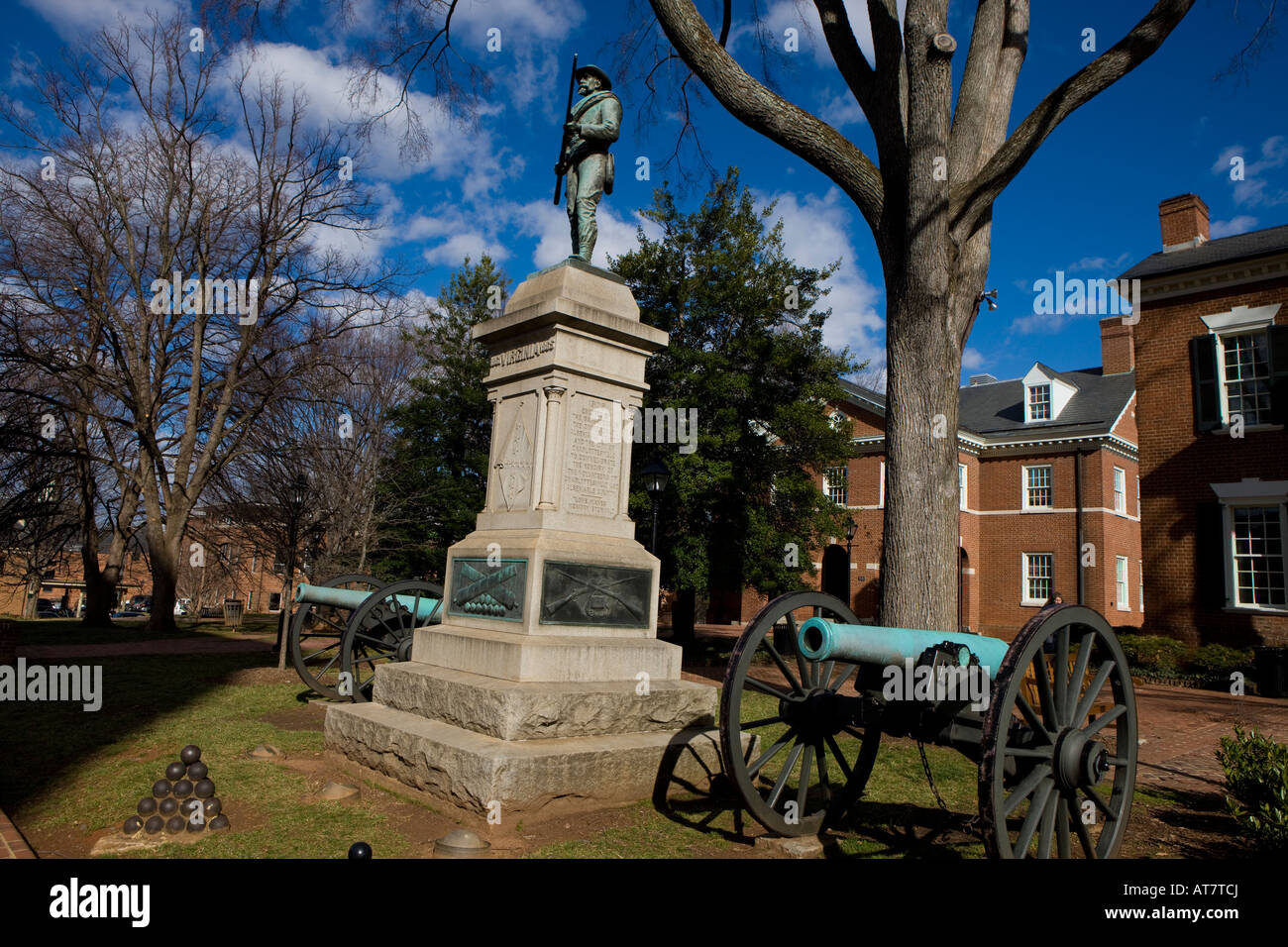 La statue d'un soldat confédéré à côté de deux canons de la guerre civile se trouve en face du Palais de Charlottesville Albemarle Co. Banque D'Images