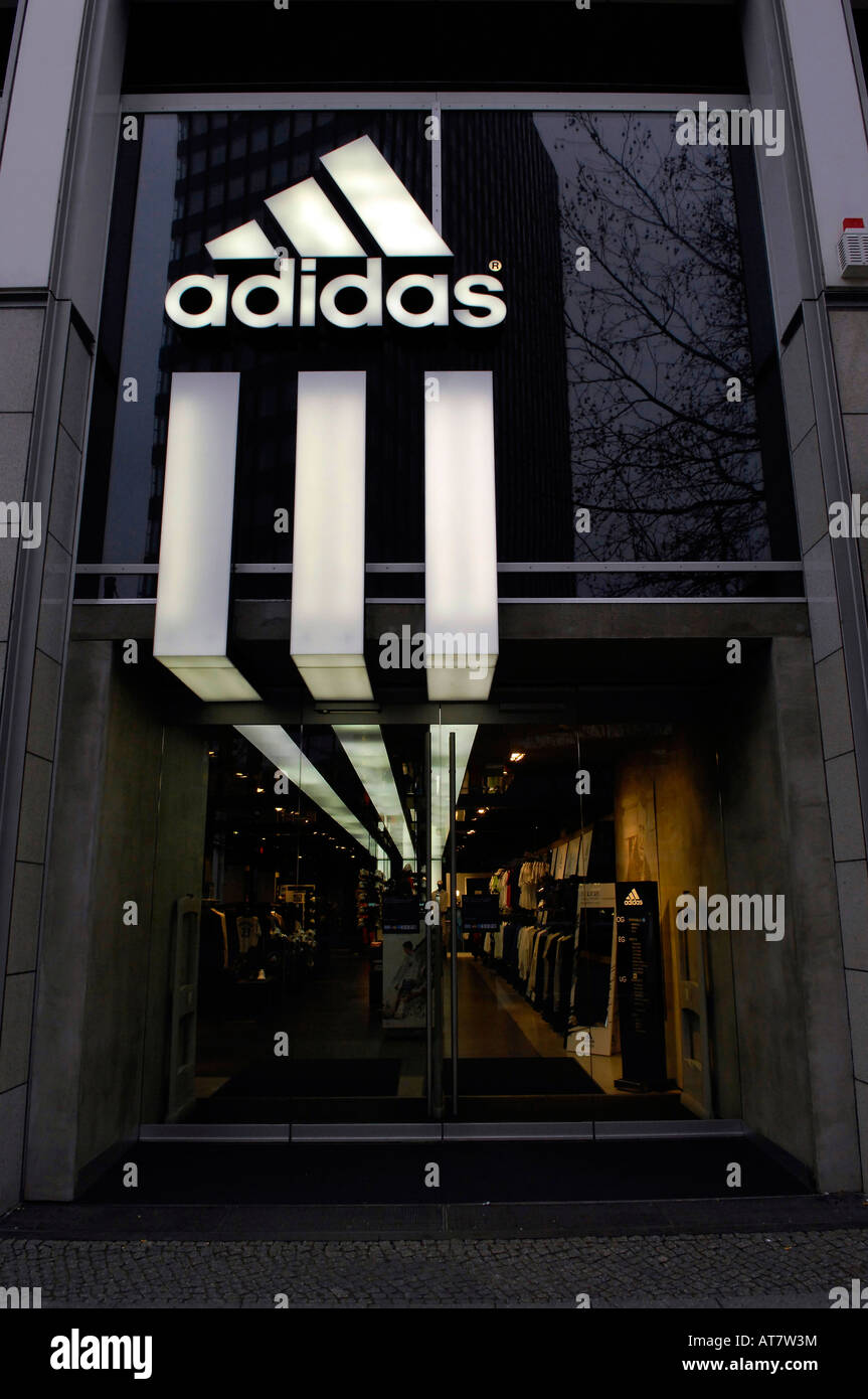 Ku-damm adidas boutique magasin de vêtements de mode allemagne highstreet  kurfurstendamm tourisme voyage fenêtre d'affichage avant le consumérisme  Photo Stock - Alamy