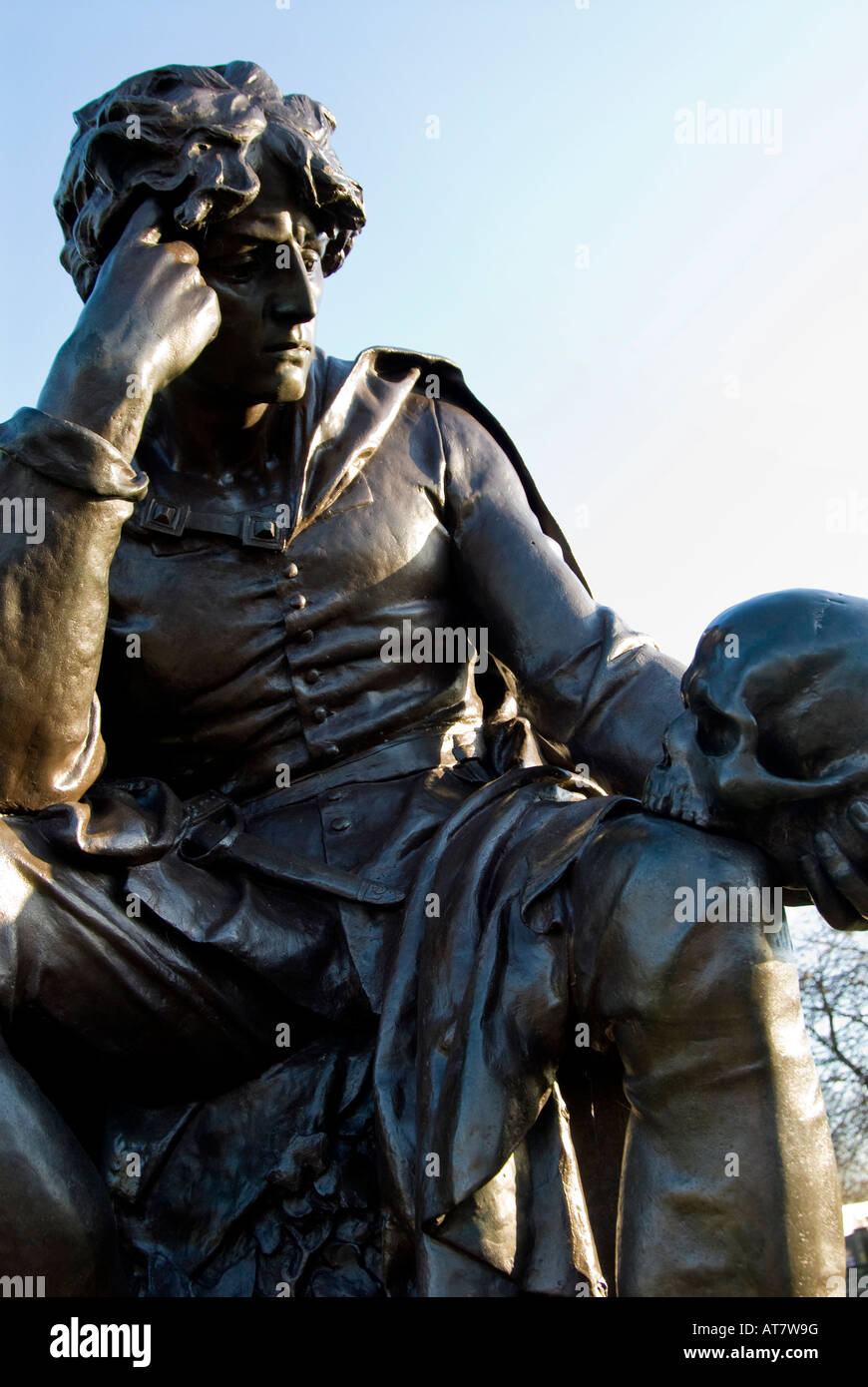 Une statue d'Hamlet tenant le crâne de Yorick, Stratford upon Avon, Warwickshire, Angleterre, Royaume-Uni. Banque D'Images