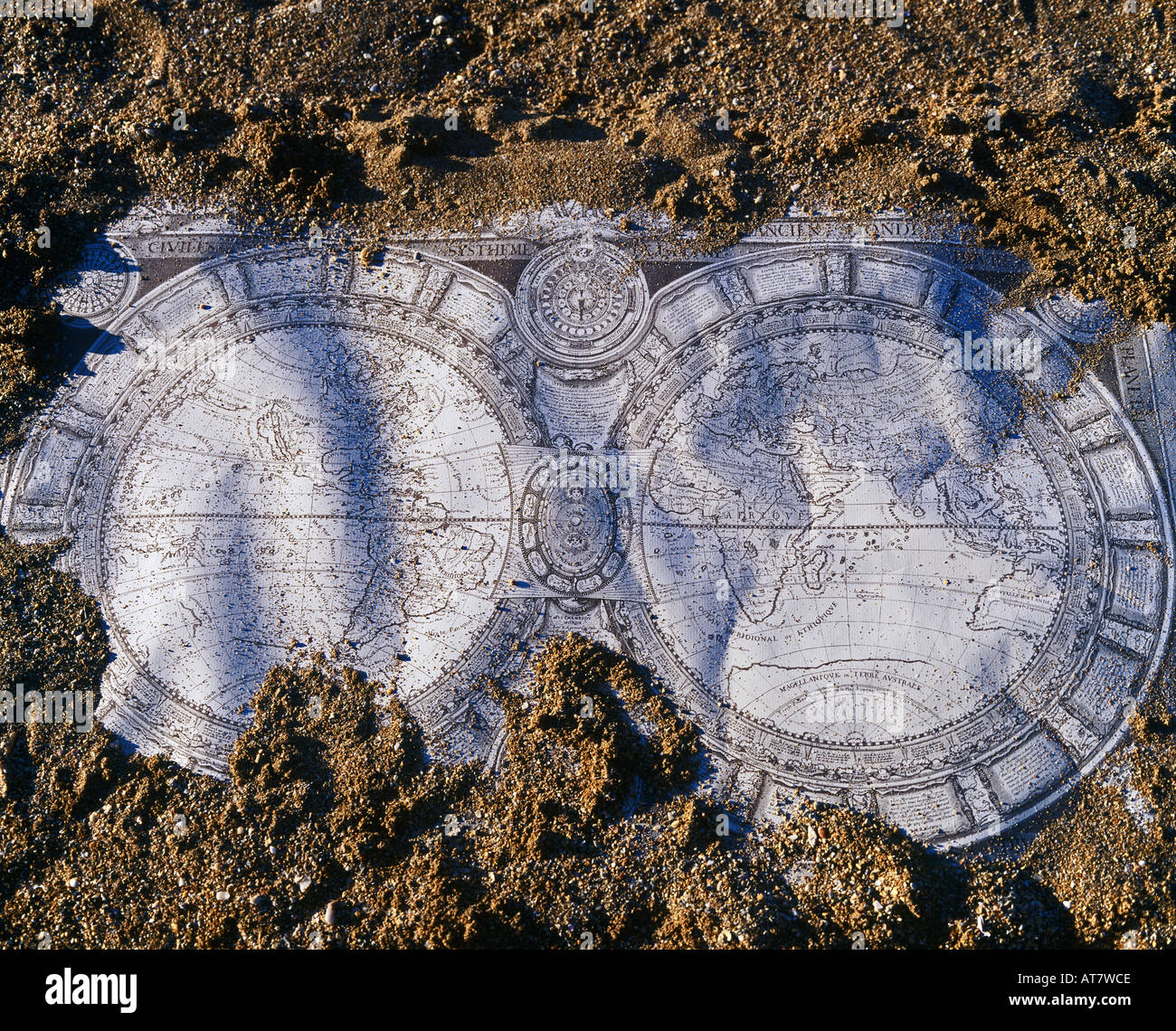 Planisphère ancienne carte sur une plage de sable, Guadeloupe, French West Indies Banque D'Images