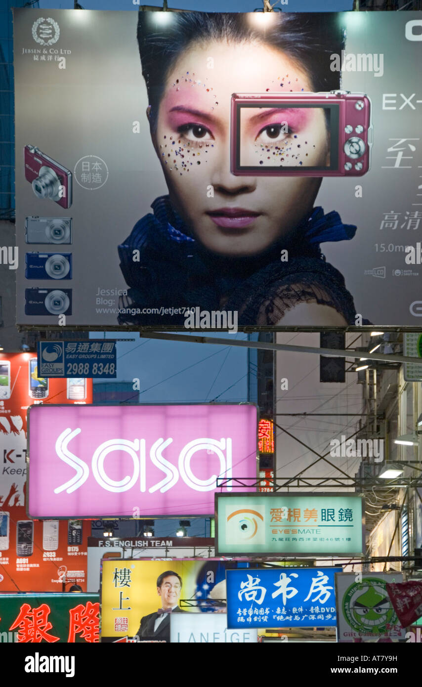 'Les panneaux publicitaires et enseignes néon dans le célèbre quartier commerçant de Mong Kok, Kowloon Hong Kong' Banque D'Images
