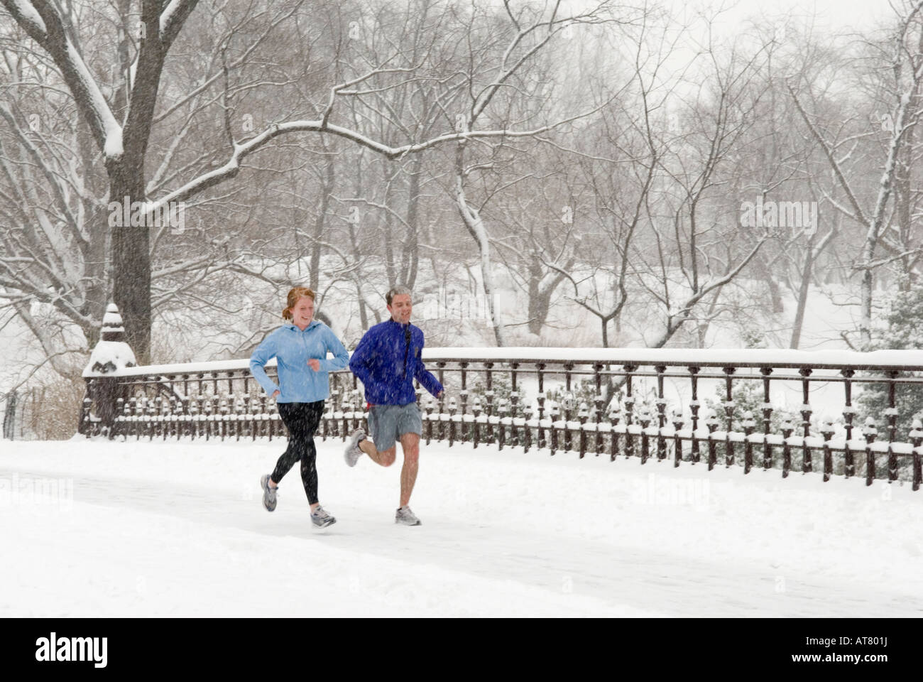Le jogging dans Central Park à New York pendant une tempête de neige Banque D'Images