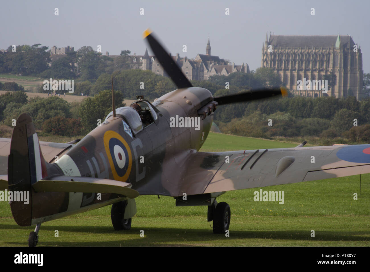 Sur Spitfire de décoller en face de Lancing College Banque D'Images