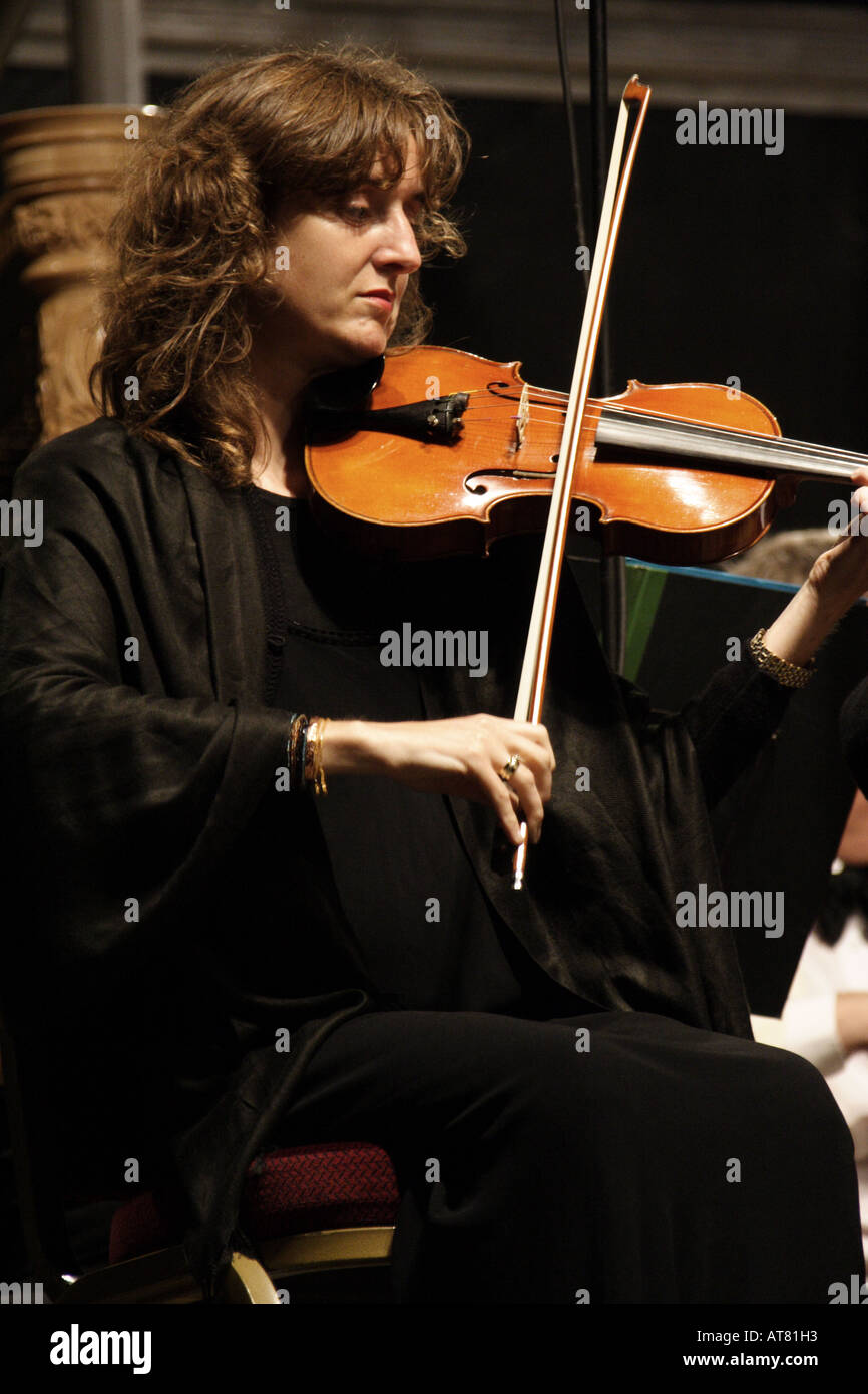Les femmes à jouer du violon dans l'orchestre de Bournemouth Banque D'Images
