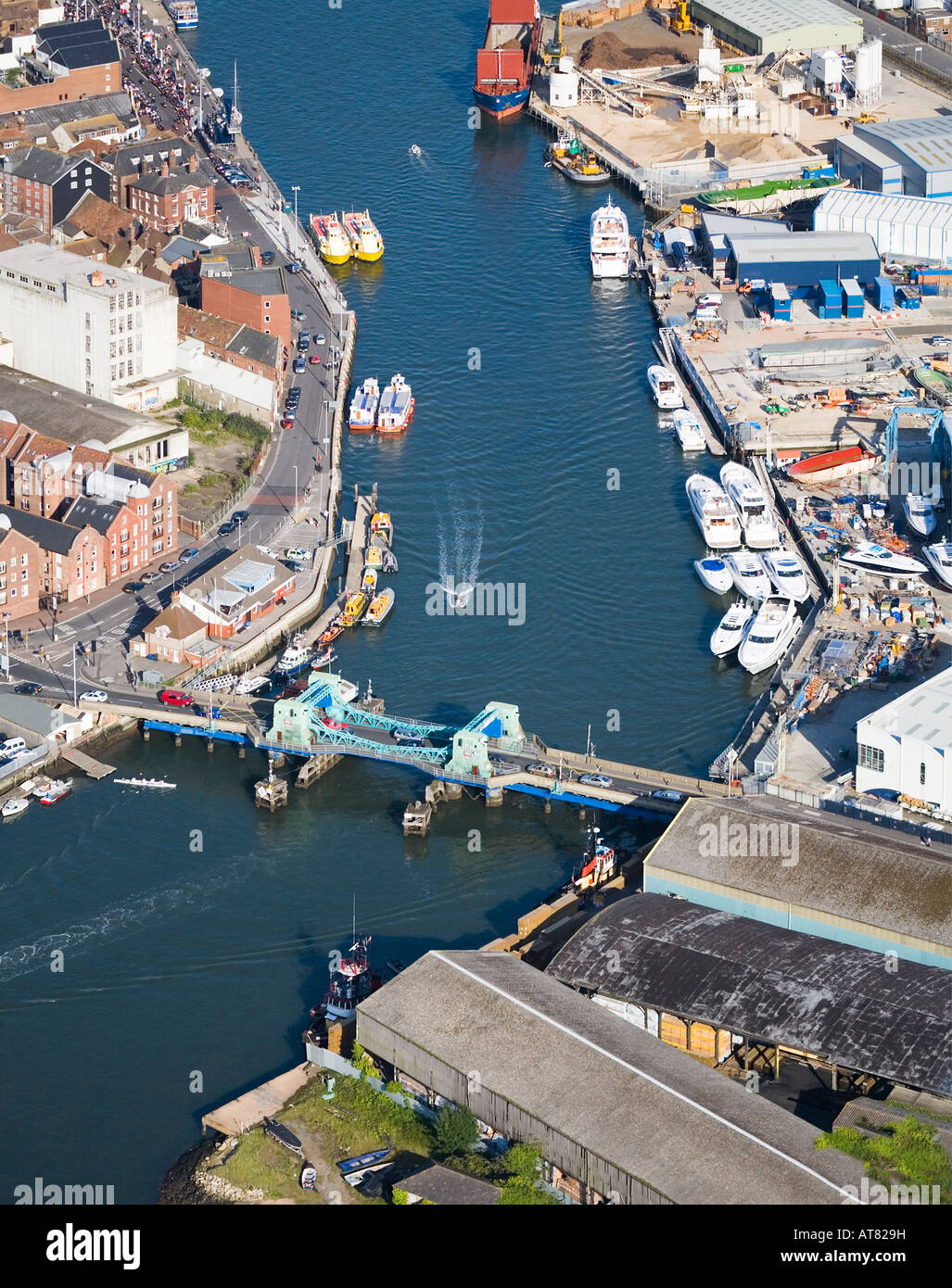 Vue aérienne du pont de levage de Poole et le chenal menant au port. Poole Quay et bateaux. Le Dorset. UK. Banque D'Images