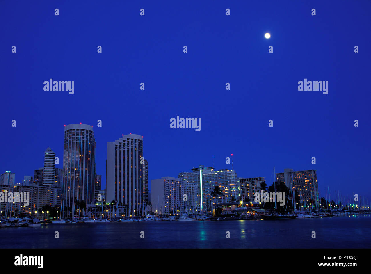 Honolulu dans la nuit avec la lune. Banque D'Images