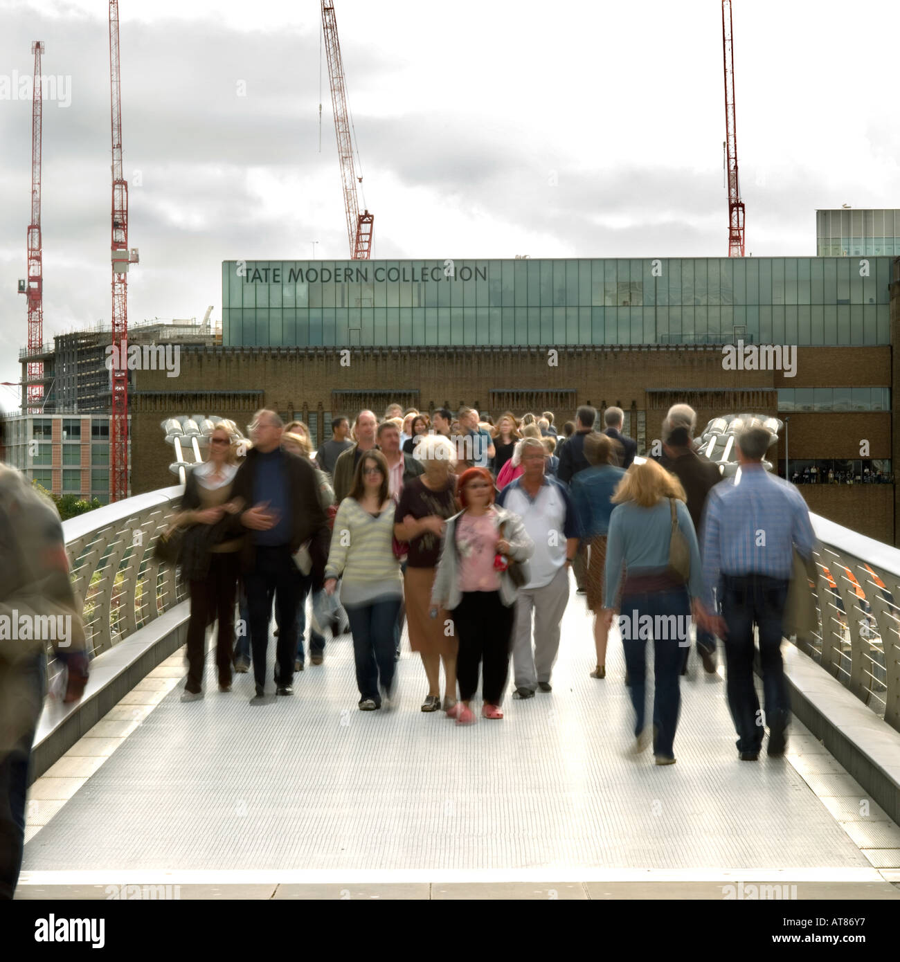 Pont piétonnier du Millénaire à la recherche vers la Tate Modern Banque D'Images