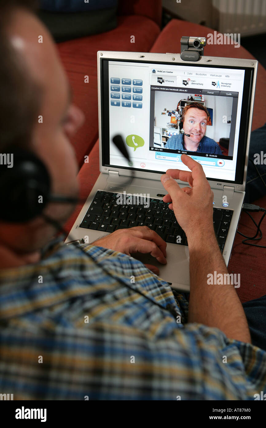 Deux personnes parlent sur Internet. Video chat avec webcam et casque, avec  l'intermédiaire de la voix sur IP, VOIP. Chat en ligne Photo Stock - Alamy