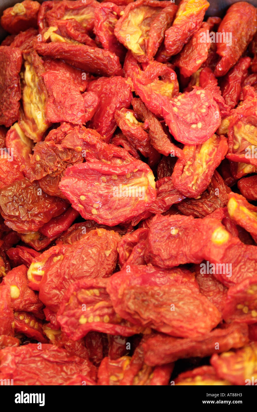 Tomates séchées au soleil frais entier séché rouge ingrédients déshydratés desicated ratatinés réduit prêt traitées ensemble Banque D'Images