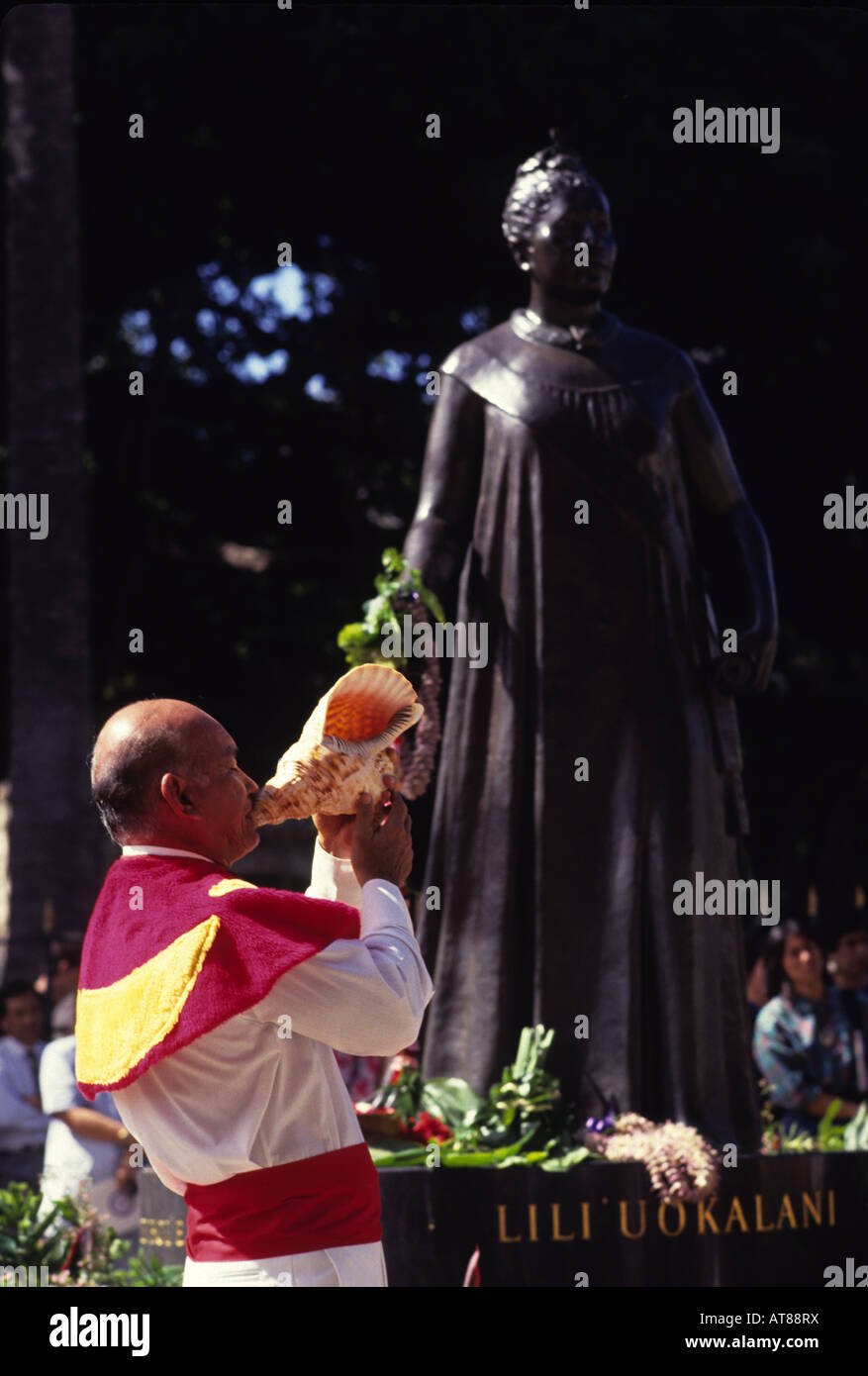 Leis drape stature de la Reine Liliuokalani, célébration du 100e anniversaire du renversement de la monarchie hawaïenne/Onipaa Iolani ; Banque D'Images