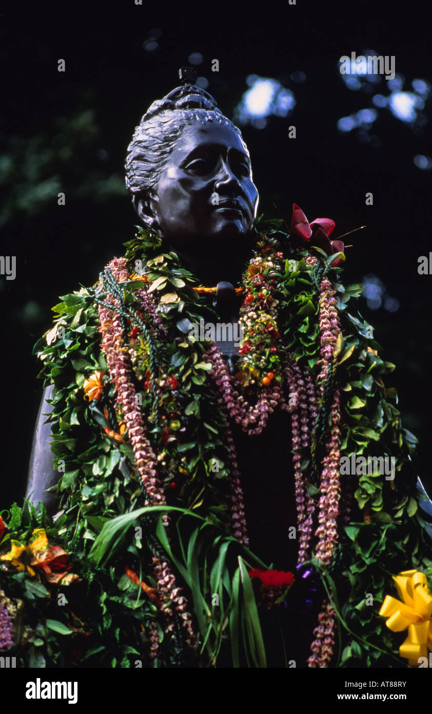 Leis drape stature de la Reine Liliuokalani, célébration du 100e anniversaire du renversement de la monarchie hawaïenne/Onipaa Iolani ; Banque D'Images