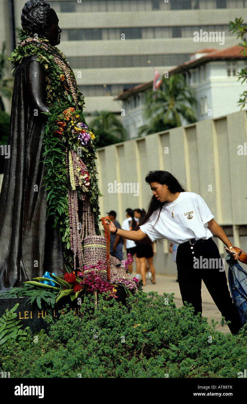 Leis drape stature de la Reine Liliuokalani, célébration du 100e anniversaire du renversement de la monarchie hawaïenne/Onipaa Iolani ; Banque D'Images