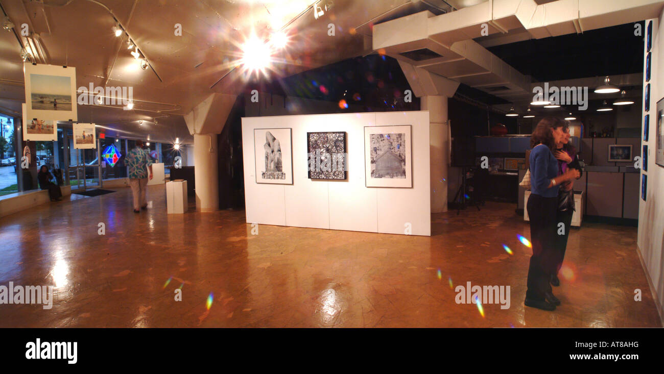 Toutes les personnes à la galerie d'art connu sous le nom de 'Arts à la Garage" dans le centre-ville d'Honolulu. Banque D'Images