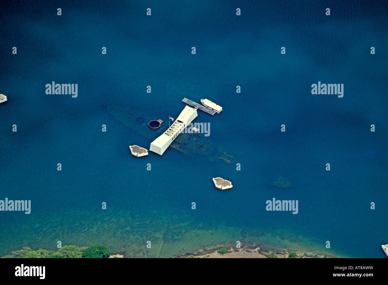 Grande vue aérienne de l'Arizona Memorial à Pearl Harbor sur Oahu, entouré par le bleu profond de l'océan Pacifique. Banque D'Images