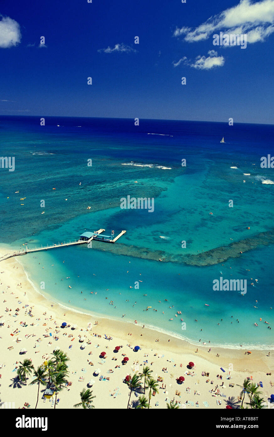 Vue aérienne de centaines de touristes profitant de la plage de sable blanc près de l'hôtel Hilton Hawaiian Village. Banque D'Images