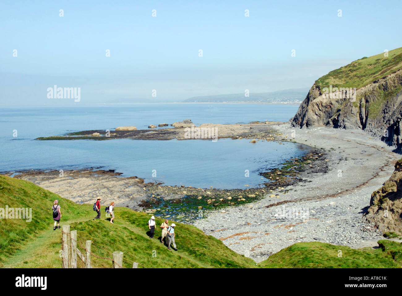 Les promeneurs sur le chemin côtier de Ceredigion, et à l'approche de Borth Aberystwyth Banque D'Images