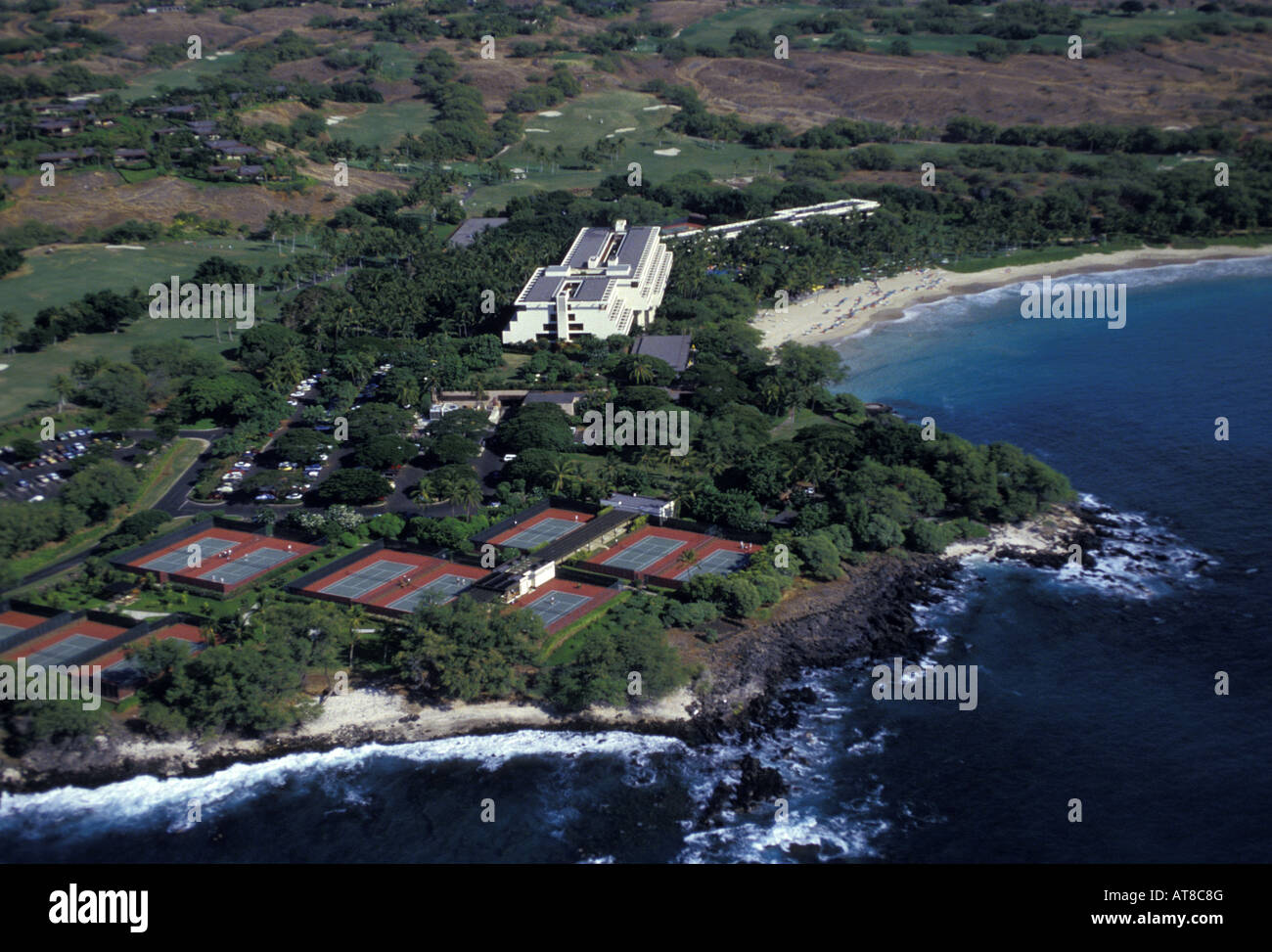 Vue aérienne du Mauna Kea Beach Hotel se trouve sur la grande île, avec des  courts de tennis, terrain de golf et terrain luxuriant à côté de sable  blanc Photo Stock -