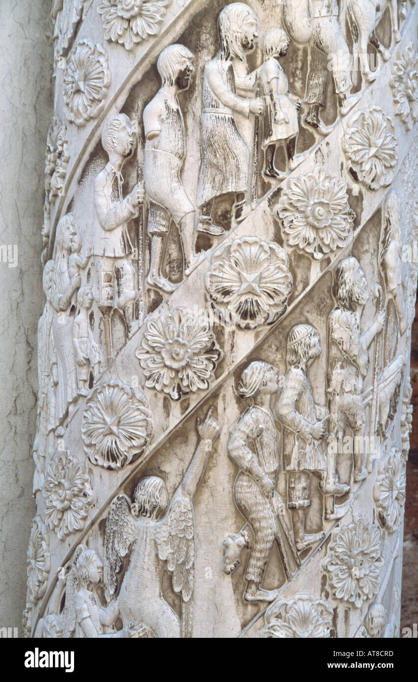 Portugal Lisbonne Alfama Se colonne sculptée de la Cathédrale Banque D'Images