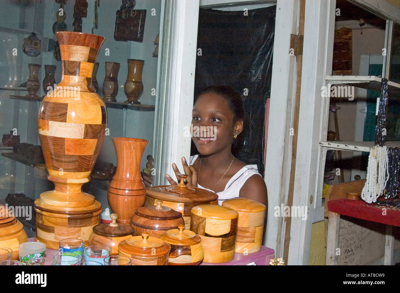 Jeune fille noire avec la sortie de l'artisanat en bois cadeaux Honduras Amérique Centrale Caraïbes de l'Ouest Banque D'Images