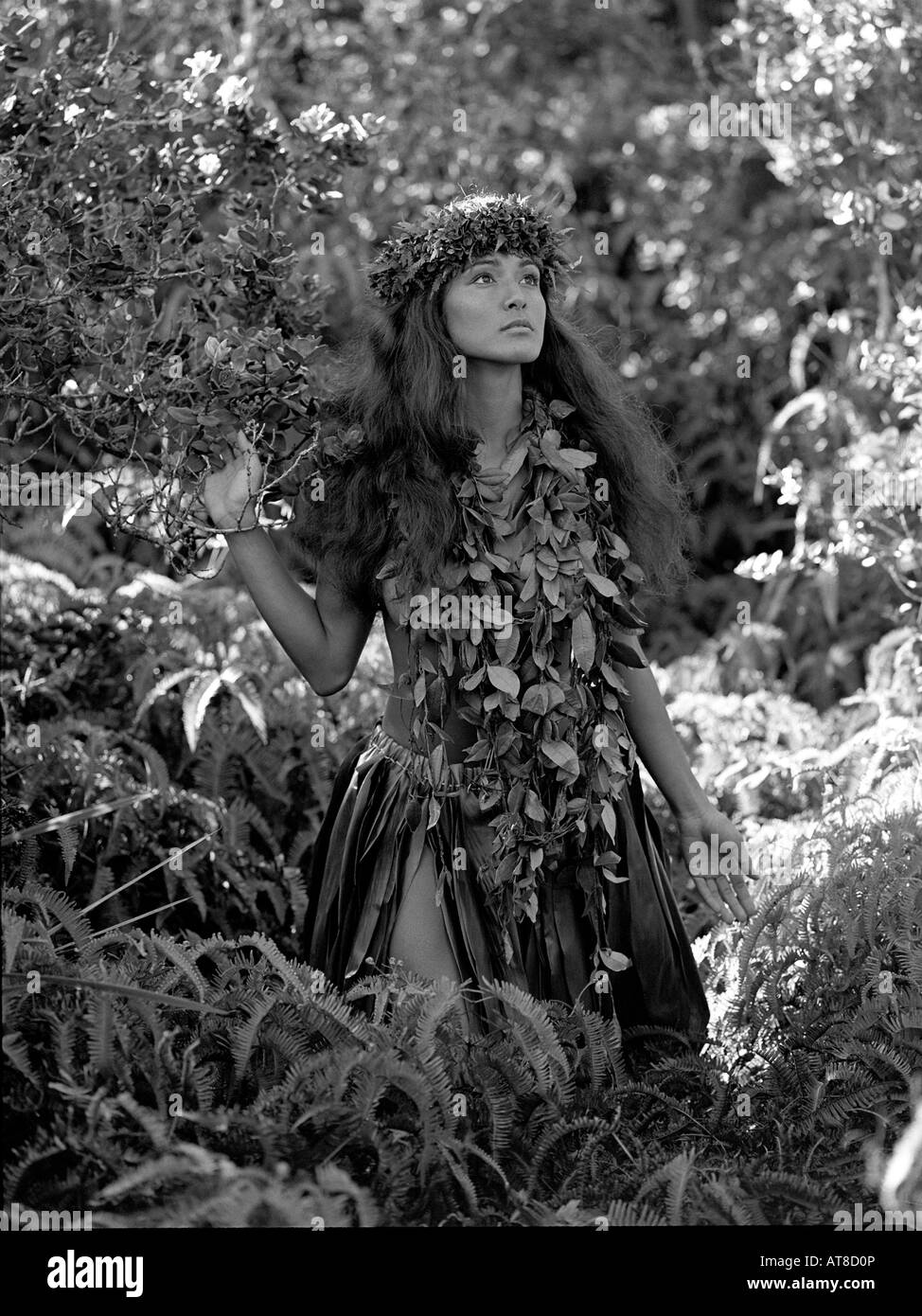 Young Hawaiian girl near 'Steam' d'aération à Hawaii Volcanoes National Park, le port de maile lei lei et poo (tête lei). Banque D'Images