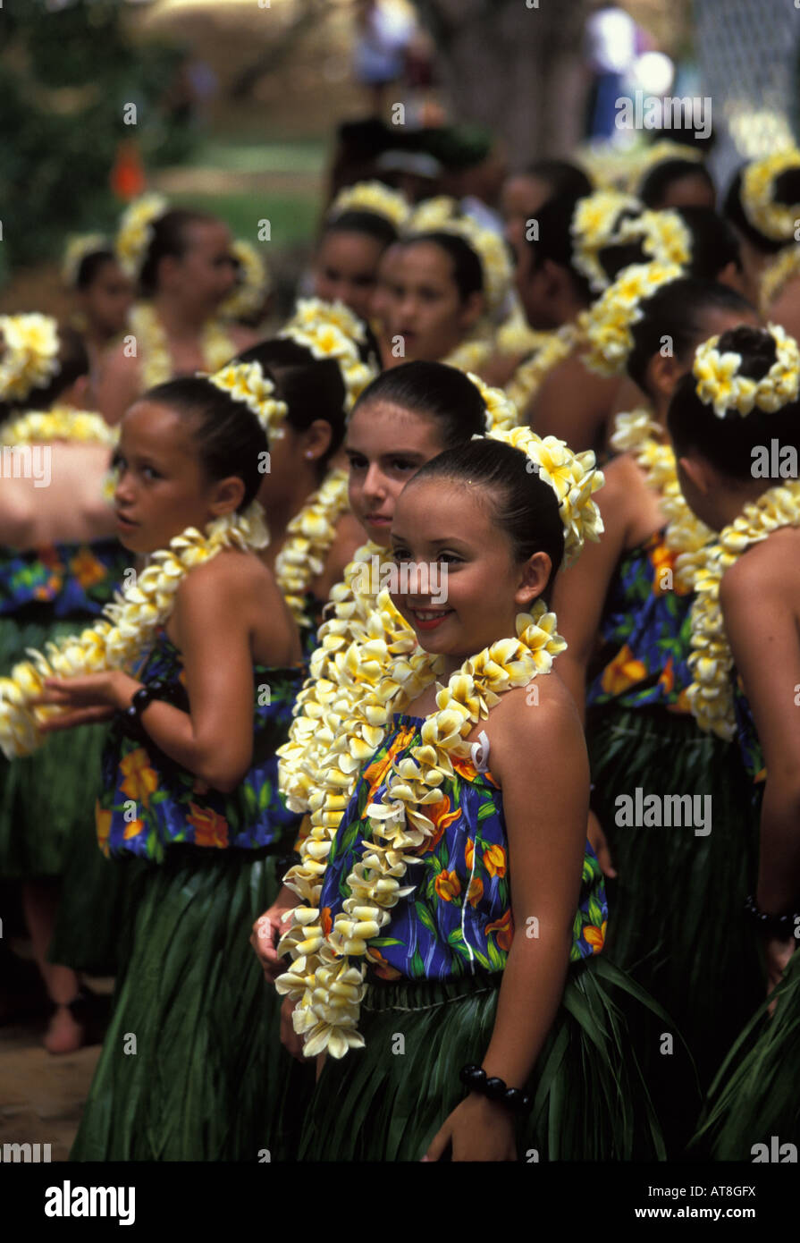 Chilldren (Keiki) danseurs hula en jaune plumeria leis et ti-leaf jupes Banque D'Images