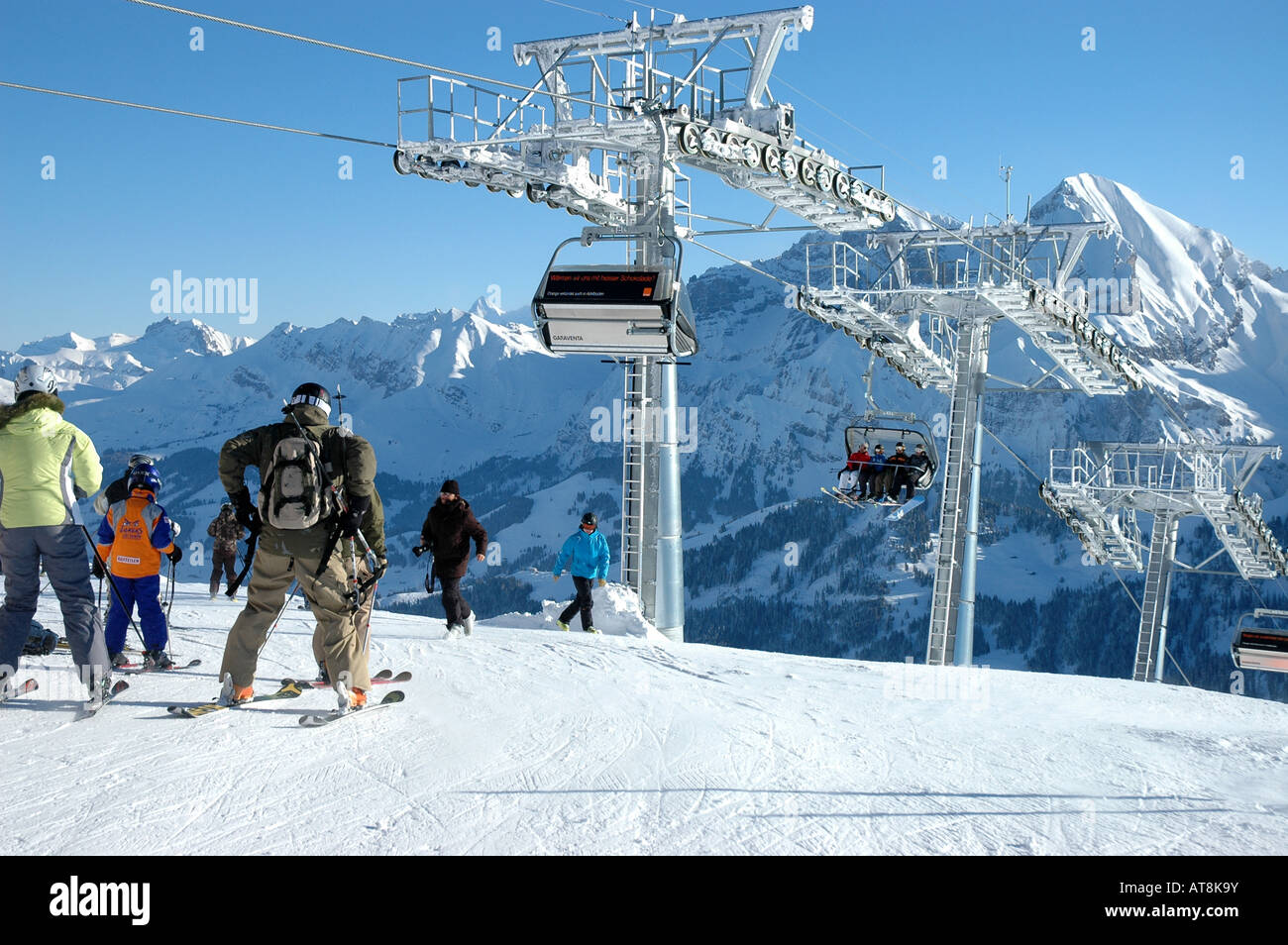 Skieurs et télésiège Lavey Adelboden skiresort Berense alpes Suisse Banque D'Images