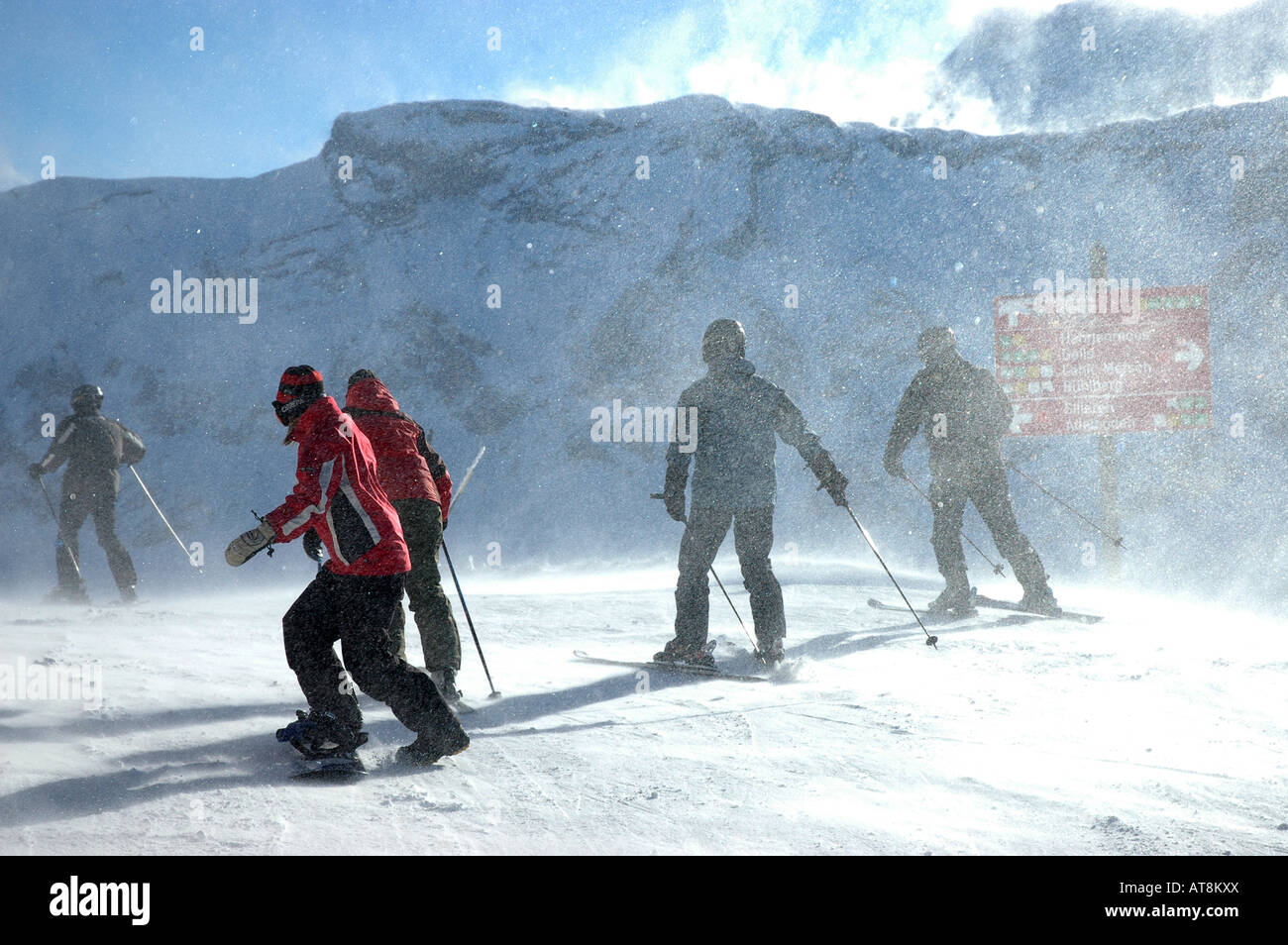 Fort vent poudrerie dans les skieurs et snowboarders Lavey Jupe Adelboden resort alpes bernoises en Suisse Banque D'Images