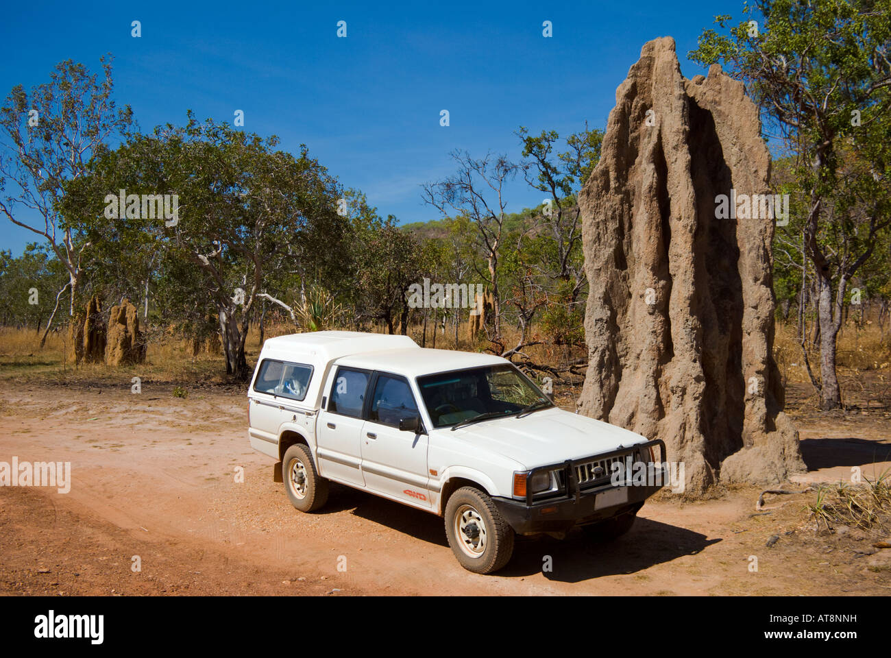 Notre voiture à côté de termitière géante à côté de l'autoroute au nord de Gunlom Kakadu Kakadu NP Banque D'Images