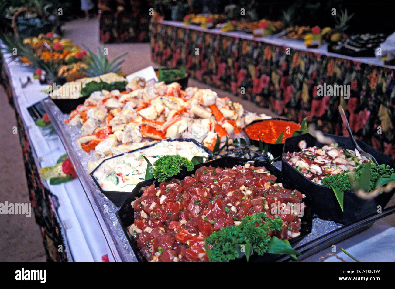 Une immense table de banquet est chargé avec des fruits de mer pour un luau  à la Kona Village Resort sur la grande île d'Hawaï Photo Stock - Alamy